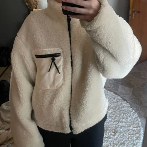 Pile/Teddy jacka  - Jättefint skick, som ny. Från Nakd. 