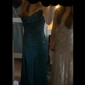 Klänning - Jätte fin glittrig klänning som jag använde på min bal och ett bröllop💕 Den är i fint skick! Köpte den för 1800 