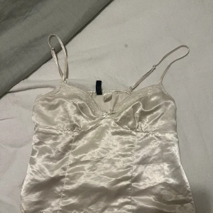 Vitt satin spets linne med dragkedja  - En super söt vitt spets satin linne från hm. Den har en dragkedja! 💗💗 