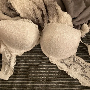 Vit spets bh - Säljer denna vita spets bh från Cubus som är för stor för mig, den är endast använd en gång och är i nyskick!🩷🩷