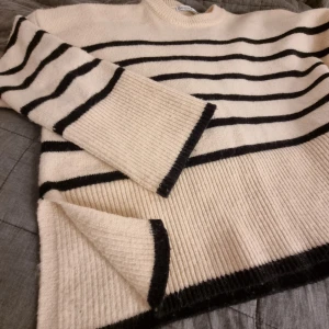 Randig tröja bershka  - Jätte fin randig tröja från bershka, är som helt ny och är ett jätte mjukt o varmt material❤