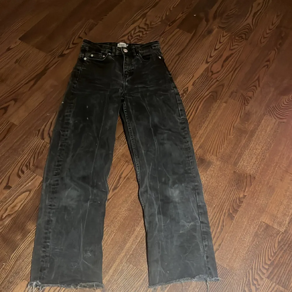 Jag säljer just dessa jeans för att de har blivit korta på mig, ( storlek: XXS ). Jag är 159. Skicket är både bra och dålig. Det kan vara lite vita streck ( kolla bild ). Men går att använda. Jag tvättar självklart byxorna innan jag postar de. Bara 50 kr. Jeans & Byxor.