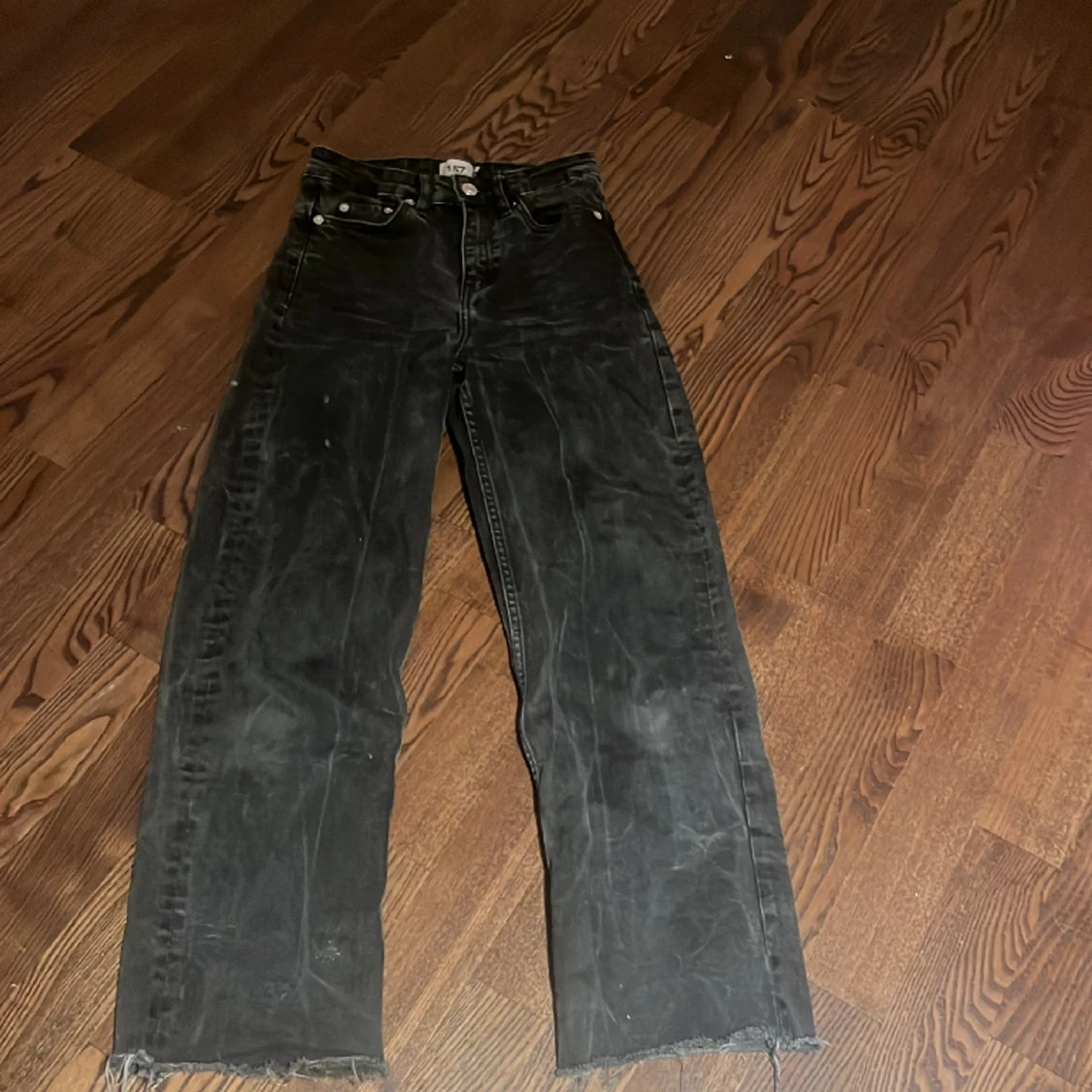 Svarta jeans till salu