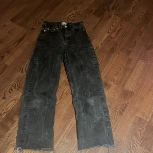 Svarta jeans till salu - Jag säljer just dessa jeans för att de har blivit korta på mig, ( storlek: XXS ). Jag är 159. Skicket är både bra och dålig. Det kan vara lite vita streck ( kolla bild ). Men går att använda. Jag tvättar självklart byxorna innan jag postar de. Bara 50 kr