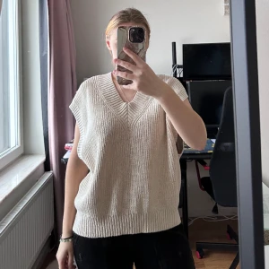 Stickat väst  - Jättefin och i stället M. 