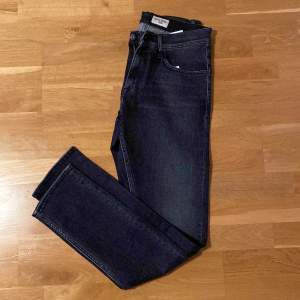 Feta jeans från tiger of Sweden, helt oanvända med tag kvar. Är i storleken 30/34” och stylen pistolero 
