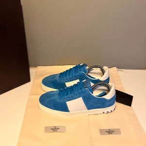 Valentino flycrew - Säljer ett par riktigt snygga helt nya valentino flycrew i ljusblå färg, cond 10/10 helt nya. Kommer med OG box, dustbags och booklet