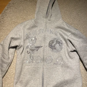 Aim for the moon zip - Säljer en aim for the moon full zip hoodie i väldigt bra skick, bara använd några få gånger. Storlek M men de är ganska små i storlek så skulle säga mer som S. 