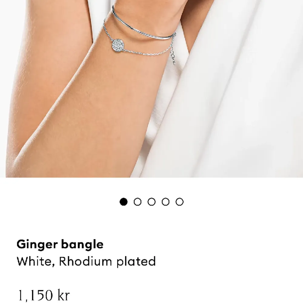 Säljer detta fina armband från Swarovski, aldrig använt!✨ Armbandet är i äkta silver och både delarna sitter ihop med varandra. Nypris 1,150kr Kontakta mig vid fler bilder/ frågor!. Accessoarer.