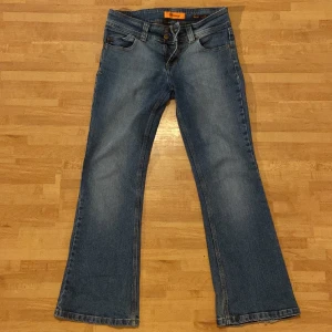 Bootcut y2k jeans - Jättefina y2k jeans med två knappar framtill🌟🌟. Superfin wash som passar till allt. Bra i längd för mig som är 165💞. Bär S/M i jeans💞. De har stretch💞lite sönder längst ner men det är bara lite o märks inte alls💞 Midjemått:80cm Innerbenslängd:72cm