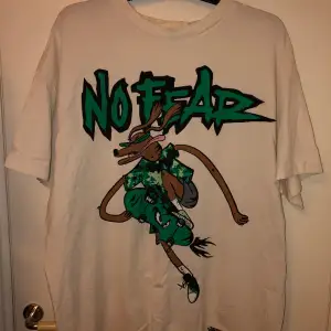 T-shirt från H&M med tryck. Collab med ”No Fear”. Väl använd men fortfarande i bra skick. Köparen står för frakten.