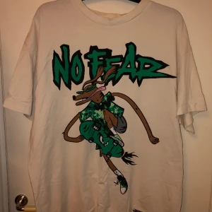T-shirt - T-shirt från H&M med tryck. Collab med ”No Fear”. Väl använd men fortfarande i bra skick. Köparen står för frakten.