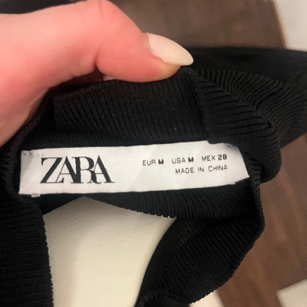 Zara one shoulder topp med lite högre krage 🤍 storlek M men passar mig som vanligtvis har xs/s . Toppar.