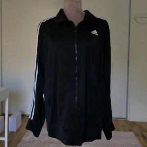 Adidas kofta - Adidas kofta i gammal klassisk modell, storlek L. Sitter ganska oversized 
