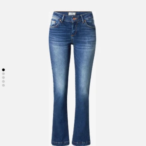 Mörkblåa ltb jeans  - Säljer mina lågmidjade och mörkblåa ltb jeans, superfina och bra skick💕säljer pågrund att de har blivit förkorta för mig, jag har storlek 25/32 och är ungefär 170 lång!! Och brukar ha xs i mina kläder! Ny priset för dessa var 799kr och säljer för 450kr