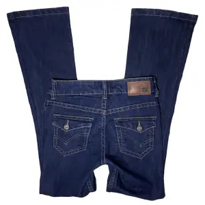 Mörkblåa lågmidjade bootcut jeans 💙MIDJEMÅTT: 69 cm + stretch. INNERBENSLÄNGD: 78 cm. GRENDJUP: 20 cm. Ingen bild på då de inte passar mig 