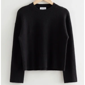 & other stories  - Säljer denna superfina stickade tröja från & other stories. Har inga fler bilder!! Köpt för 490, säjer för 350. Nyskick 