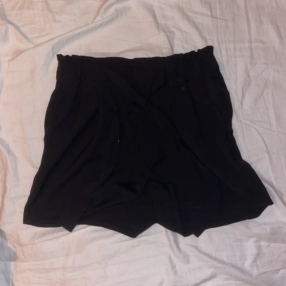 Svarta shorts med knyte i midjan från bikbok. Använda. Shorts.