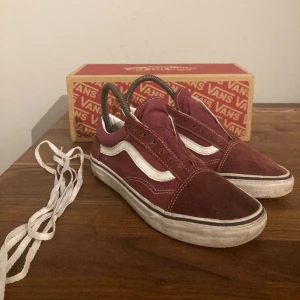 Vans Old skool  - Hej, säljer dessa riktigt snygga vans i vin röd färg tveka inte vid funderingar 