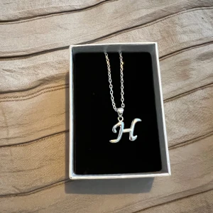 Helt nytt Silver halsband ”H” - Perfekt som julklapp 