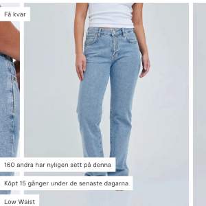 lågmidjade raka jeans från bikbok, köptes för 1,5 år sen men sparsamt använda. storlek 24/32💞köp direkt för 150kr!! 