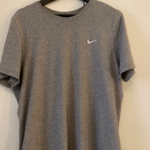 Nike t-shirt - Tröja i bra skick från Nike i storlek M