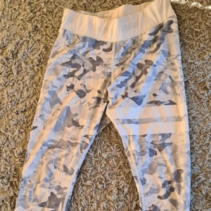 Stronger tajts s M - Snygga tajts från stronget i fint skick. Säljes då dom inte kommer till användning. 