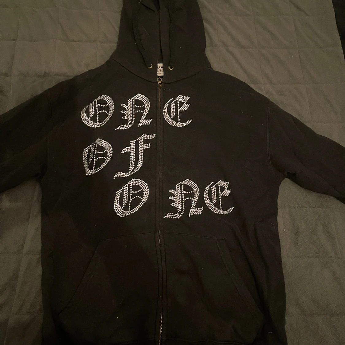 One of one zip tröja