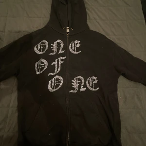 One of one zip tröja - Bra skicka på denna zip hoodie. All rhonestone är kvar och inte fel på den