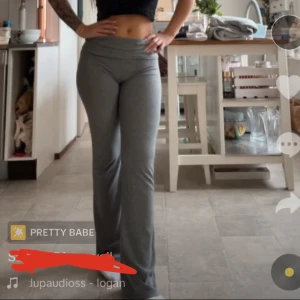 Yoga pants  - Jätte sköna och fina byxor från Gina tricot, det är ifrån barn avdelningen , dom är som en s ungefär , använda 2 gången , lappen är tyvärr borta nu därav.  Som nya , som är mörk gråa å ribbade som syns på sista bilden:)