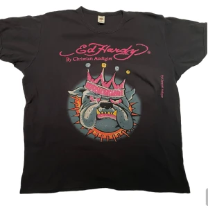 Ed Hardy tshirt  - på tagen står det xxl men skulle säga att den passar med som L, skicket är rätt bra saknas dock nån sten här och där som syns på sista bilden 