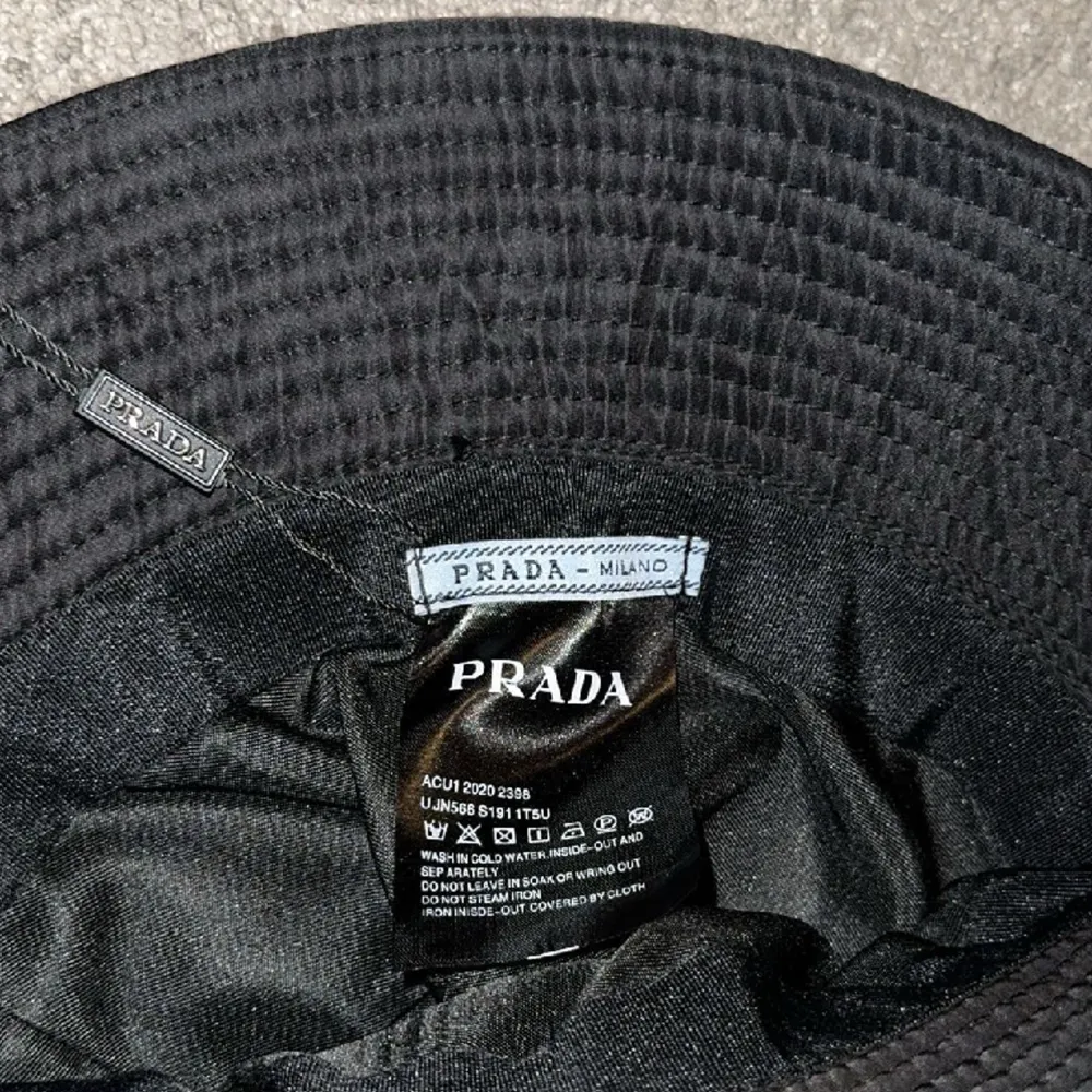 Oanvänd Prada bucket hat av bra kvalitet. Billig vid snabb affär. . Accessoarer.
