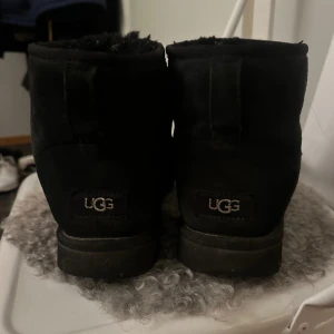 Uggs svarta - Väl använda uggs. Går att fixas finare. Säljer då jag har ett par i en annan färg istället. 
