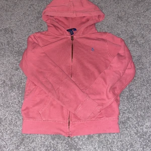 RALPH LAUREN hoodie  - Säljer min ralph lauren tröja då den inte kommer till användning. Har inga defekter. Använd rund 20-40 gånger💕ordpris: Runt 600. Skicka om ni vill ha fler bilder!