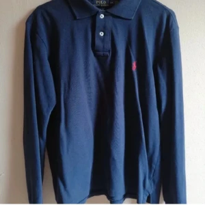 Långärmad Ralph lauren pike  - Långärmad Raffe piké, använd fåtal gånger, mycket bra skick. Storlek M, skriv om ni har fler frågor😁pris kan diskuteras 