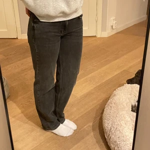 Jeans - Ett par skitsnygga sparsamt använda gråsvarta jeans, väldigt bra skick. Storlek 36 men passar även 34. Jag är ungefär 170 och dom är bra i längden på mig. Köparen står för frakten💗skriv för fler bilder! Pris kan diskuteras