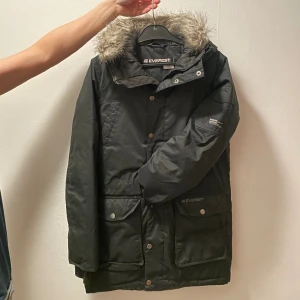 Everest dunjacka - Dunjacka/vinterjacka. Mycket fint skick. Storlek 34. Säljer för 300kr