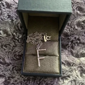 Marianildotter hadlsband  - Säljer mitt super fina halsband från marianilsdotter i bokstaven F längd 45, Jätte bra skick säljer för 1200 pris kan diskuteras kan även mötas! Box medföljer. ❤️