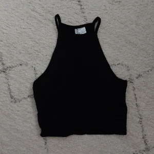 Svart linne - Ett vanligt svart linne som aldrig använts då den inte passar✨️