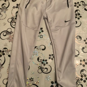 Gråa Nike mjukis - Sköna,stabil material, man kan röra sig mycket i dom.