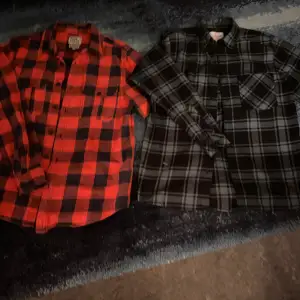 Två flanellskjortor, en från lager 157 (röda) och den andra från carlings (gröna). 🔴Plaggen kan köpas separat🔴 Säljer båda för 369.