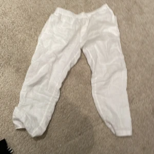 Linnebyxor - Linnebyxor ifrån H&M. Köpt denna sommar på deras butik. Mycket fint och skönt material. En billig och tidig investering för sommaren. Nypris:400 kr.