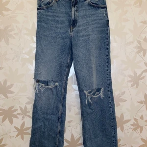 ZARA jeans - Blåa Jeans från Zara. Hål vid knäna. Aldrig använd dock är prislappen inte kvar. 