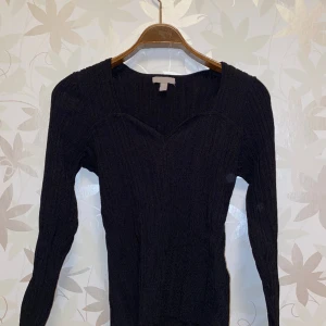 Figursydd långärmad - Snyggt sydd långärmad tröja från H&M. Varm och tjockt material. Snyggt formad över brösten. 