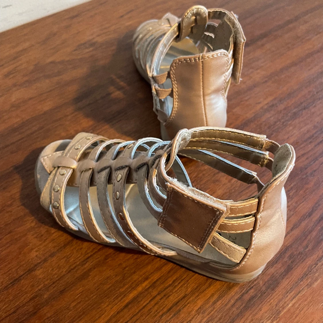 Sandaler guldfärgade i storlek 29 - 90