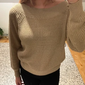 Stickad tröja  - Beige stickad tröja, har inga skador. 