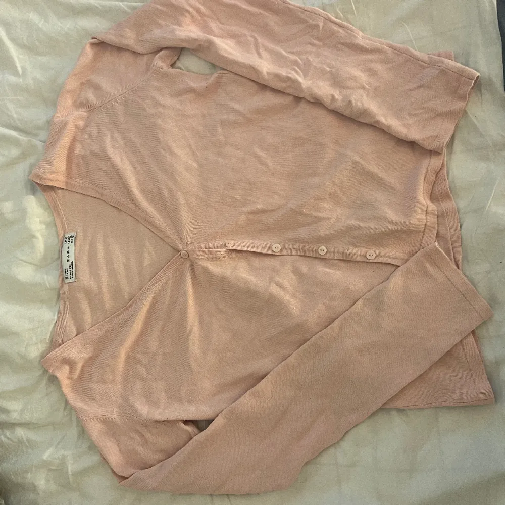 Superfin rosa zara tröja med några defekter då den är väl använd. 🥰. Tröjor & Koftor.