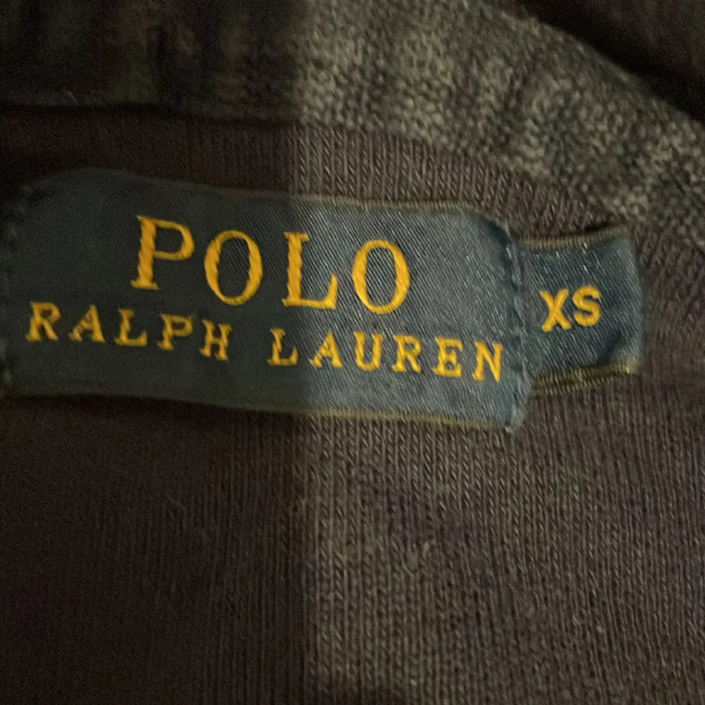 En Ralph Lauren zip hoodie. Jag säljer eftersom att jag har en till och fick den i present den är i bra skick och den är värd ca 1500.Pris kan diskuteras. Tröjor & Koftor.