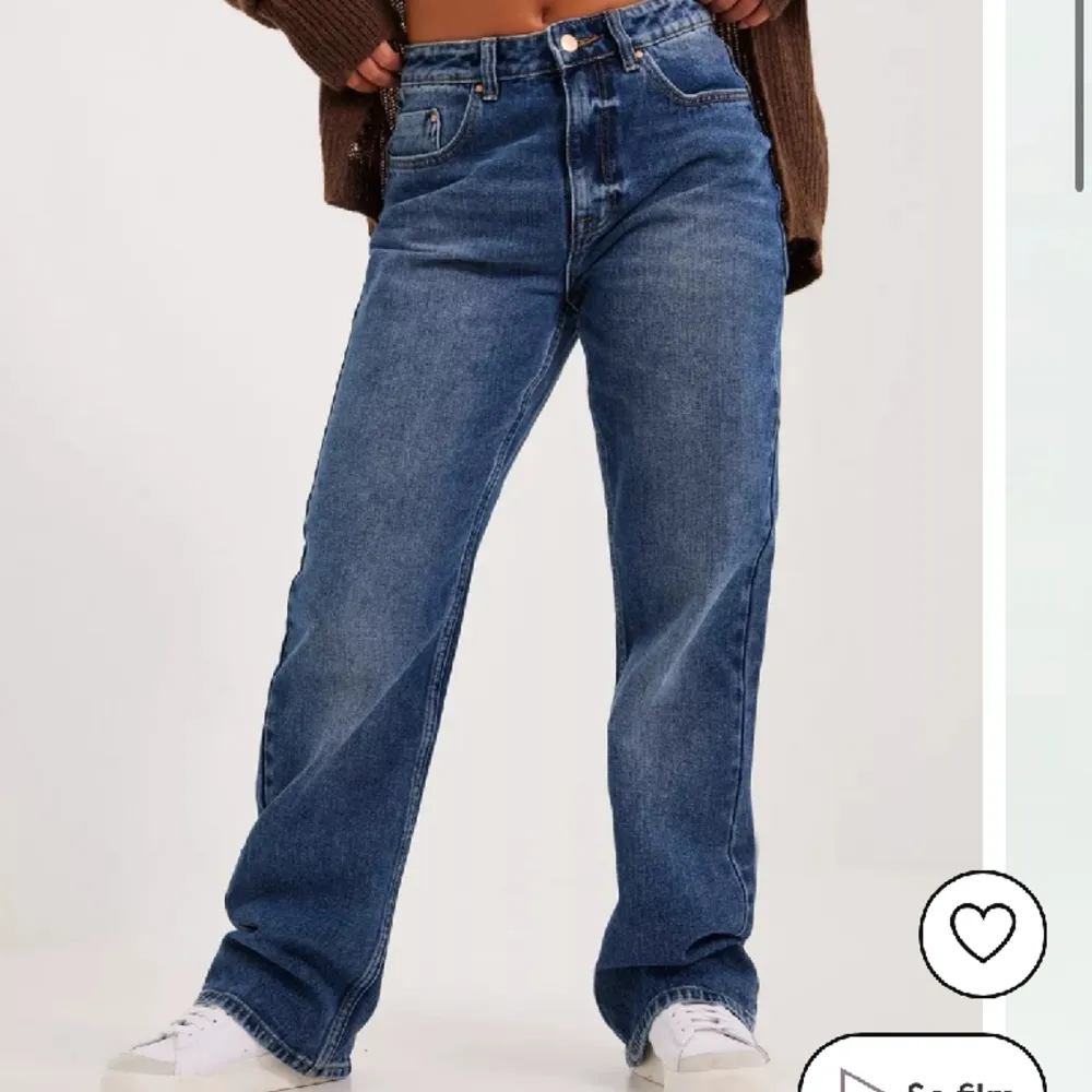 Säljer mina super snygga jeans ifrån nelly märket jdy❣️ nypris 530kr säljer för 300💞storleken är xs men passar mig bra som helst bär S. . Jeans & Byxor.