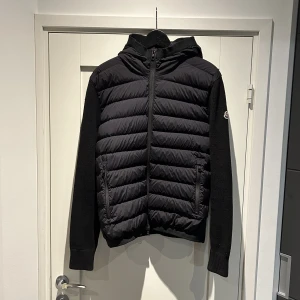 Moncler Cardigan  - Hej, Säljer en svart Moncler cardigan i storlek L men sitter mer som L/M. Jackan är i ett mycket bra skick den enda defekten är en lagning på underarmen. Då lagningen är på underarmen så märks inte detta av. Lagningen är lagad hos en skräddare Mvh Ted 😁
